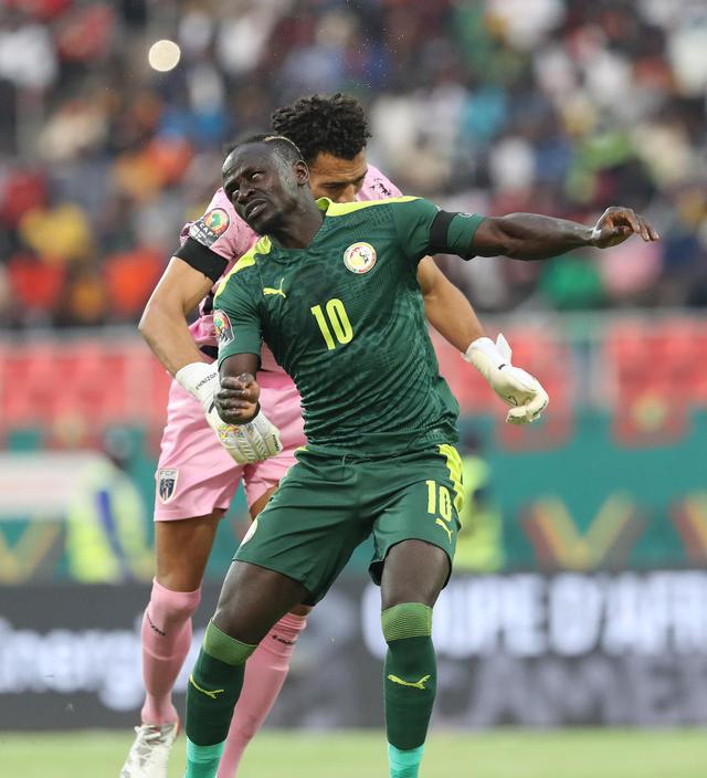 马内遭“爆头”仍坚持比赛15分钟并进球，球迷痛批塞内加尔换人不及时