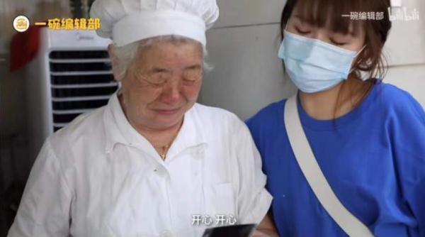 替儿子将债还清，支了十多年油墩子摊的上海阿婆走了