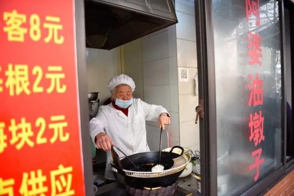 替儿子将债还清，支了十多年油墩子摊的上海阿婆走了