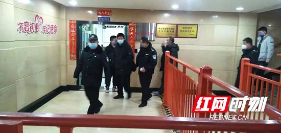 武陵源区袁家界景区夜间值班忙 护送游客安全下山