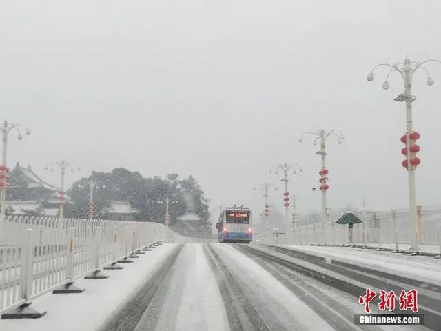 大雪飘飘打一成语