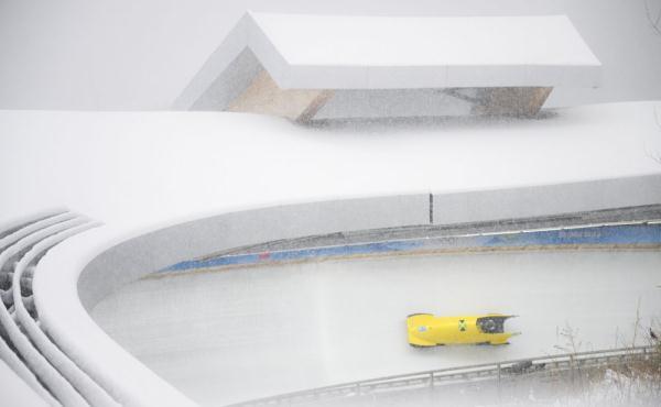 北京冬奥会｜壮观！在大雪中的“雪游龙”贴地飞行