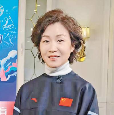 我曾任中国国家女子冰球队队长,现在是北京市青少年女子冰球队主教练.
