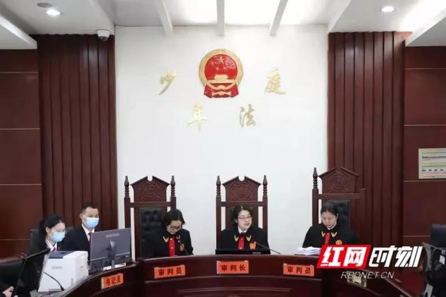 家长们，依法带娃！湖南首份《家庭教育告知书》发给了这对父母