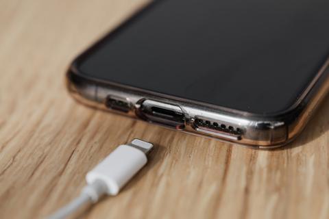 别再把手机电量一次性充满了！这样做才能延长手机电池寿命 Stop charging your phone to 100% once a day and other battery-saving tips