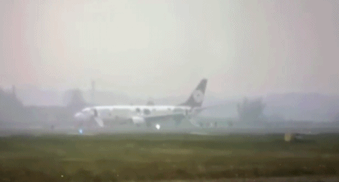 波音737紧急迫降长沙！乘客称机翼“弯折”，究竟发生了什么？