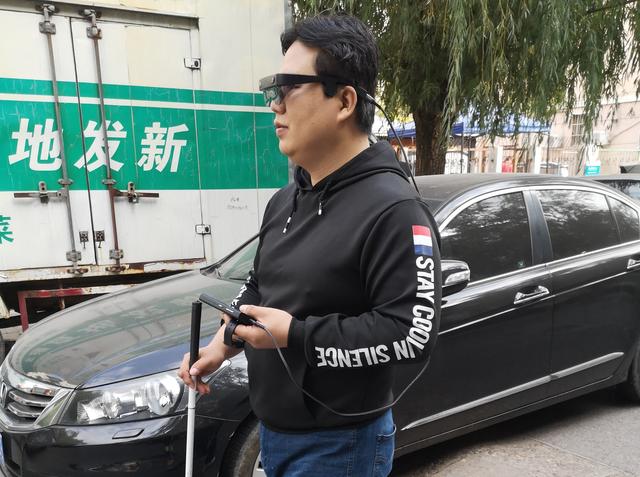 能认路能识字，还能认得熟人脸儿！这款助盲眼镜神了