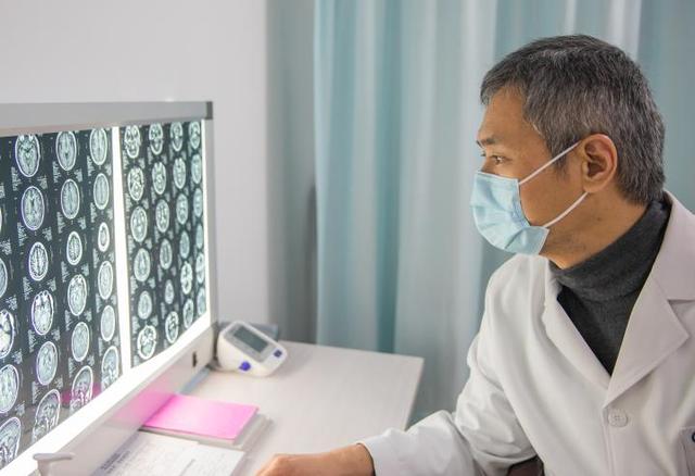 总书记和代表委员的故事｜“每一次救治，都想起总书记说的‘生命至上’”