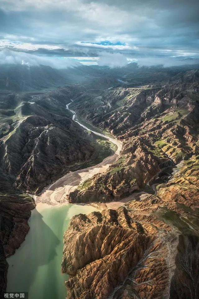 黄河:隔着山河，寂静和湍流是她。
