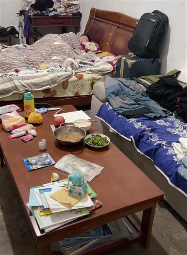 10岁男孩每天为晚归父亲热好饭菜，父亲：为儿子再苦再累也值得