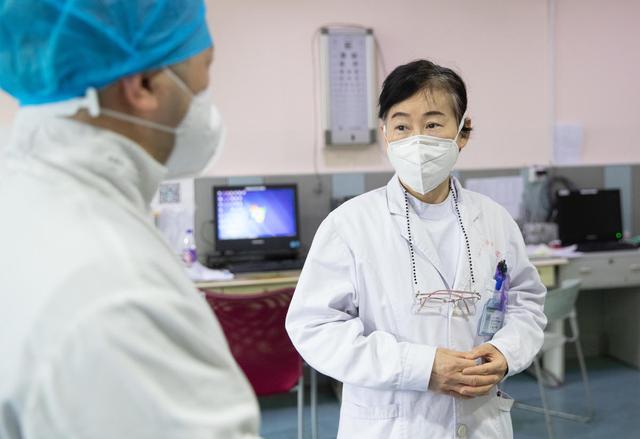 回访火神山医院现场医护人员：“看到我们的‘口罩脸’，总书记很心疼”