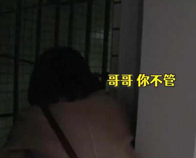 重庆一男子梦游翻窗跃出7楼，清醒后发现被困在5楼雨篷，消防员剪断防盗网救其脱困