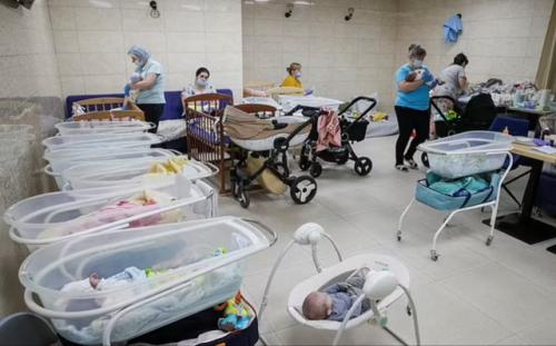 乌克兰地下室积攒大量代孕妈妈生下的新生儿：等待外国父母认领