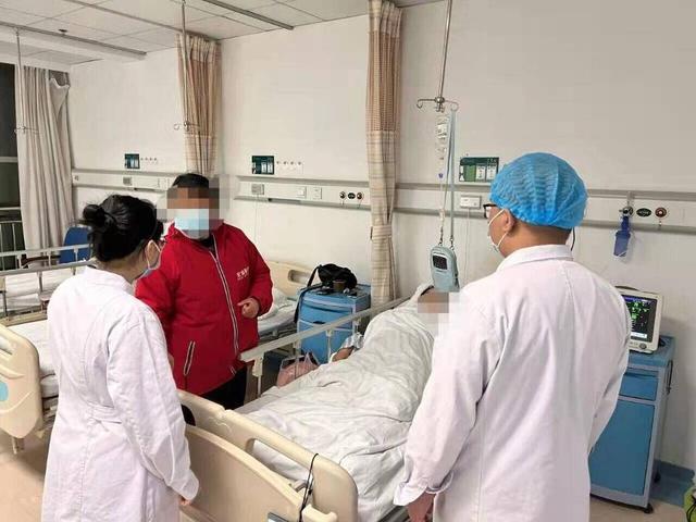 女大学生胆囊坏死，医院开通绿色通道成功手术