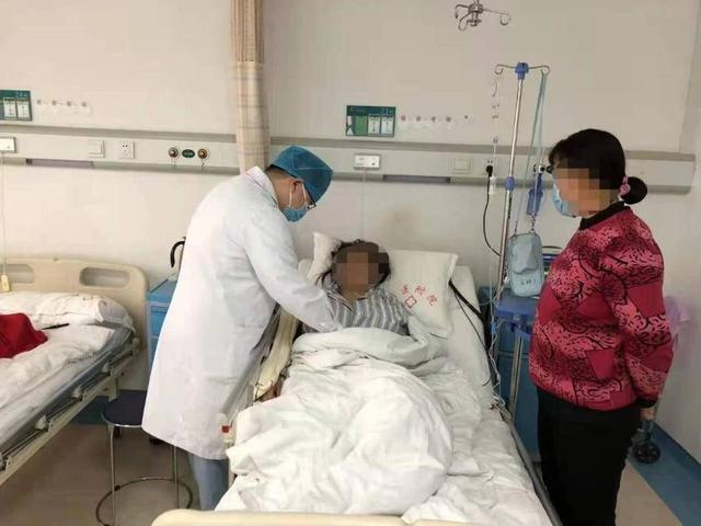 女大学生胆囊坏死，医院开通绿色通道成功手术