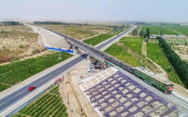 塔克拉玛干沙漠：你已被中国基建狂魔合围