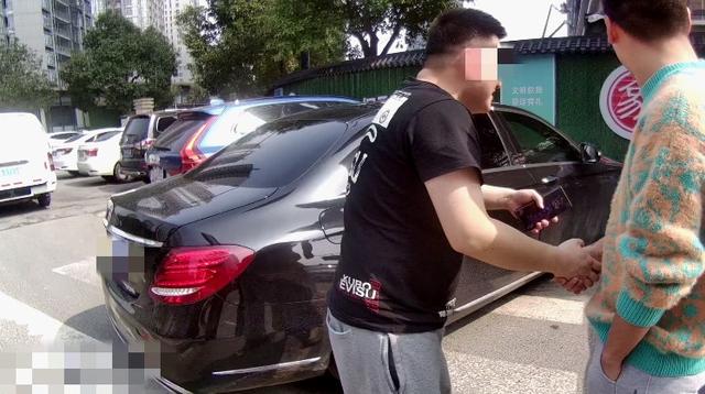 “吃了个饭的功夫，车就没了！”萧山一男子的奔驰车不翼而飞……