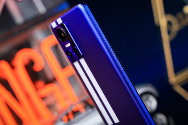 150W光速秒充突破速度极限 真我GT Neo3手机评测