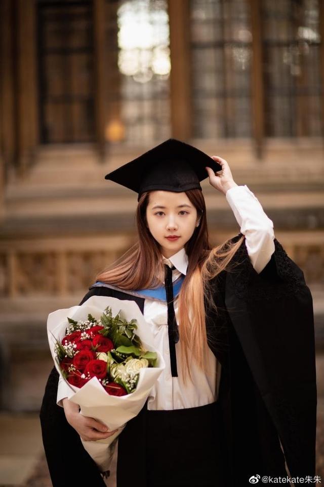 牛津大学数学女硕士晒毕业视频遭质疑 回应：我喜欢吃喝玩乐，更喜欢数学