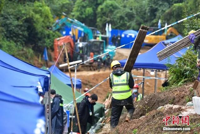 MU5735家属，带走现场一罐泥土