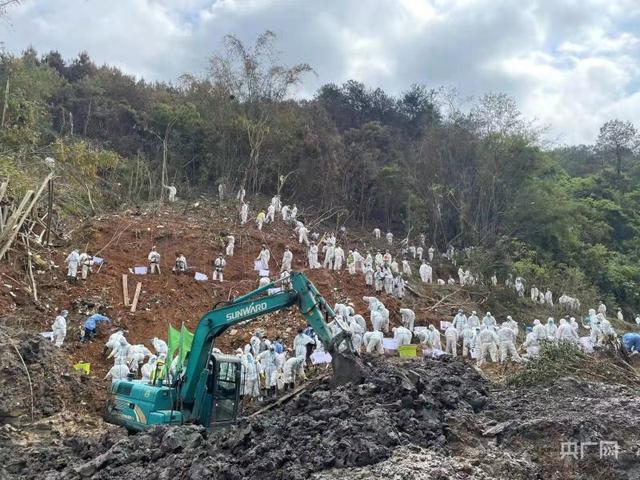 “3·21”东航飞行事故搜救持续进行 现场指挥员：山坡上尽力搜寻，希望让山谷对面得到一点点安慰