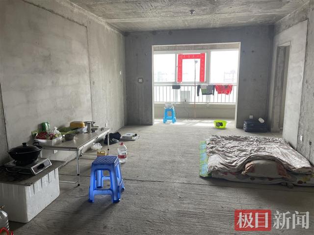 西安300余户业主住进10年未交付的烂尾楼：太阳能板充电，提水徒步爬29楼