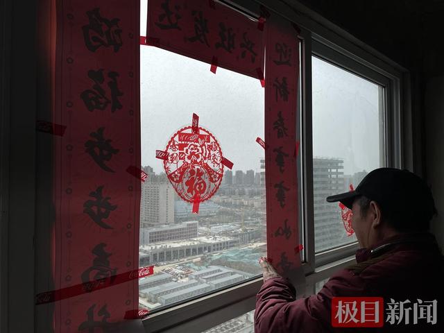 西安300余户业主住进10年未交付的烂尾楼：太阳能板充电，提水徒步爬29楼