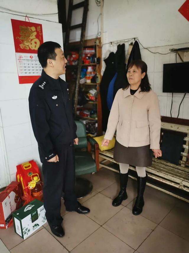 乐平市公安局党委走访慰问看守所隔离执勤民警家属