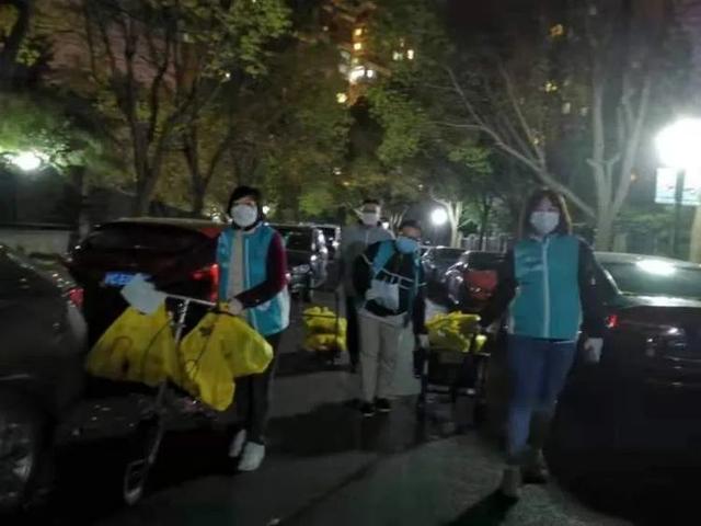 疫情下上海人的互助太暖了！街道自建编外“120”、小夫妻免费给邻居送菜……团结就是力量