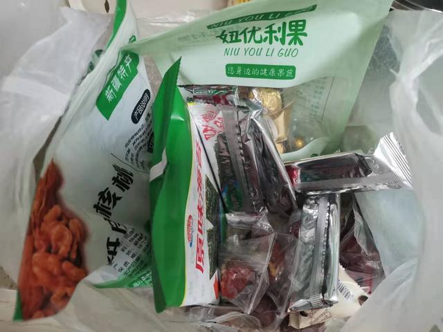 封控后有人缺菜？上海一小区搭爱心投喂平台：分享富余的食品