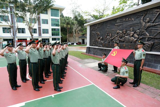 海南三亚：武警官兵开展网上祭英烈主题活动
