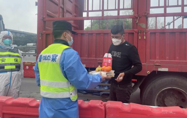 昨天，34岁货车司机在杭州高速口嚎啕大哭！7天没吃“饭”了……民警一个举动太暖心
