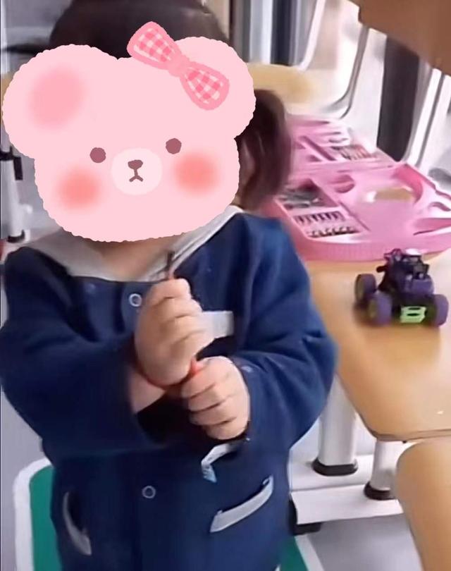 上海2岁女童独自隔离后回家，睡前说了一句话让妈妈瞬间破防