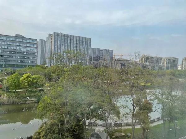 “昨晚10点，我们一家五口被转运到了杭州的隔离酒店”