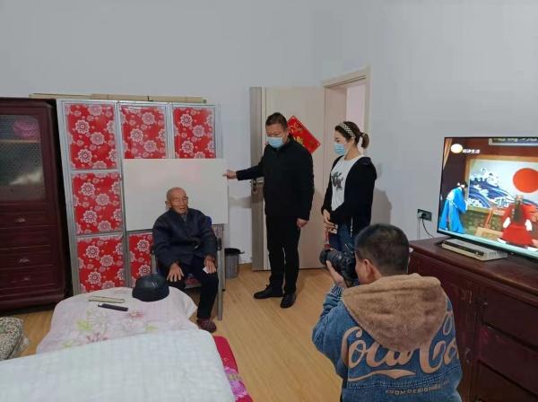 一个多月上门服务160次，“点对点”帮助退役老兵申办优待证