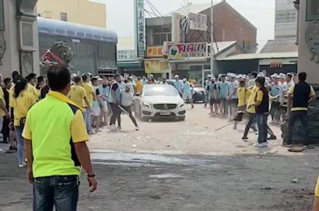 台湾街头爆发大乱斗！近200人互殴，现场椅子、棍棒齐飞