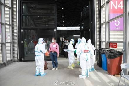 上海新国博方舱首批700多患者出院