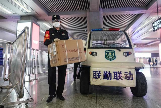 上海老人紧急求助医疗物资，三处民警接力送达