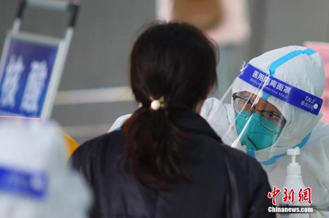 中国内地本土感染者降至2万例以下 北京继续严格进返京管理