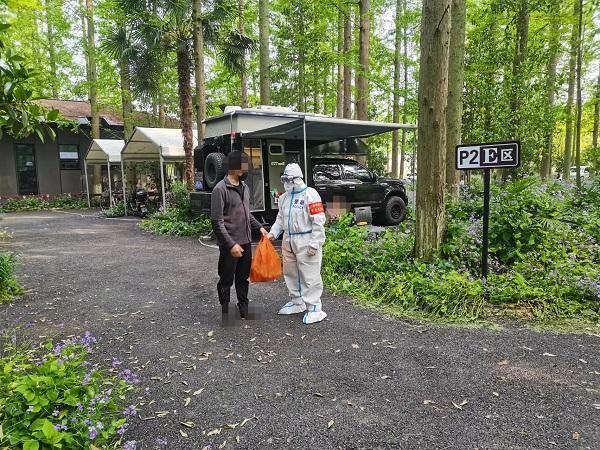 房车滞留森林公园廿多天，夫妇感慨“一辈子忘不了崇明的美好”