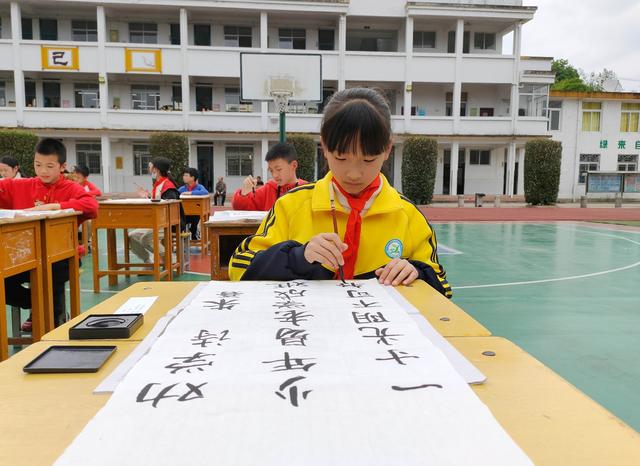 朱子伴行“两香”润心——止马中心小学开展师生百人现场书写大赛