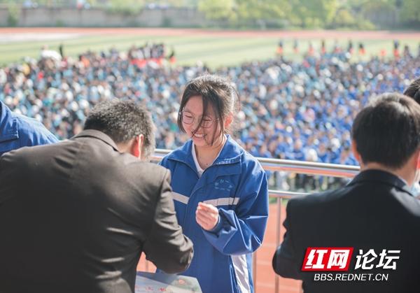 麻阳一中中考表彰会掠影：台上的学霸在领奖，台下的少年在刷题