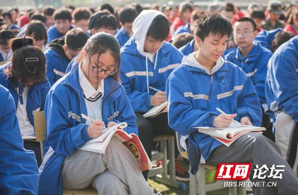 麻阳一中中考表彰会掠影：台上的学霸在领奖，台下的少年在刷题