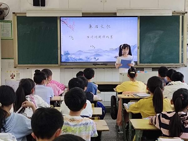 旌阳区北街小学举行“皂荚树下诗歌会”诵读活动