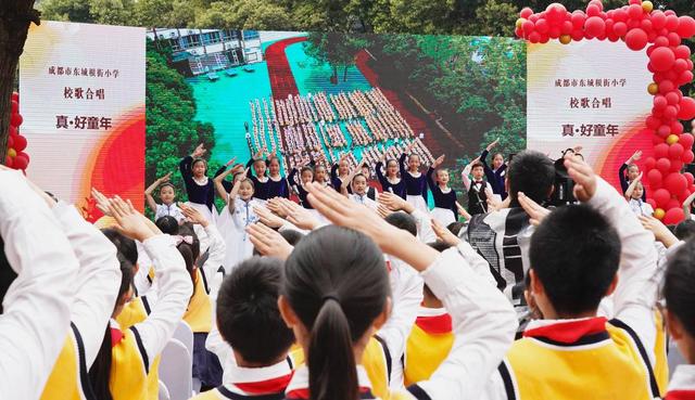 东城根街小学校长赖晗梅：书是文明的火种与光芒｜世界读书日·专访