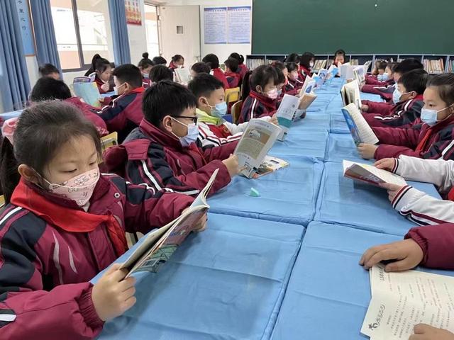 箭道坪小学土桥路校区开展“阅读润童心·书香溢校园”世界读书日活动