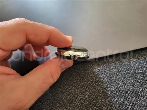 谷歌首款智能手表曝光：圆形表盘，无边框ID设计