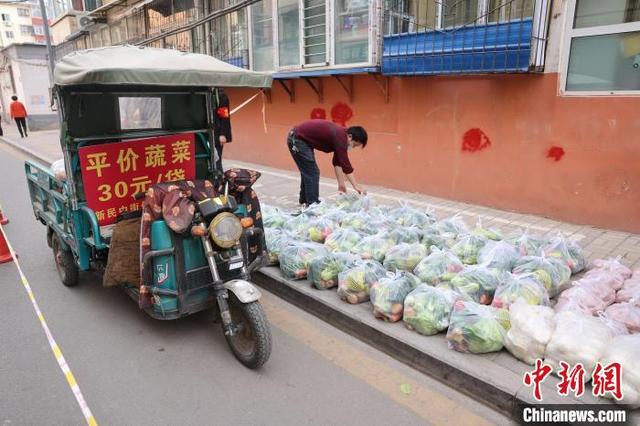 山西太原管控区里“蔬菜兄弟”的一天