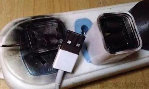 热搜！忘拔充电器竟把家烧了