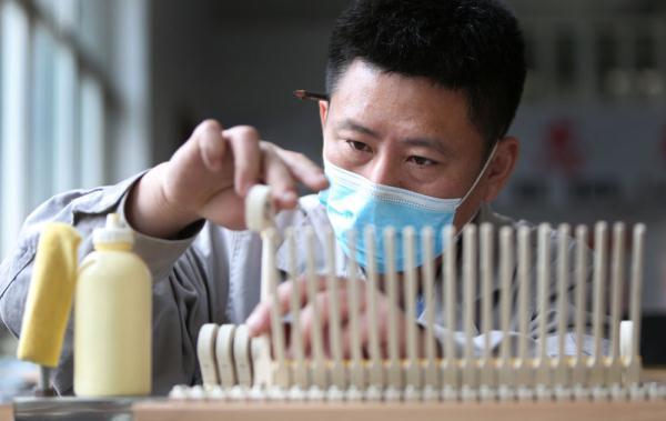 “中国造”钢琴是怎样炼成的？——国产钢琴装配师的故事